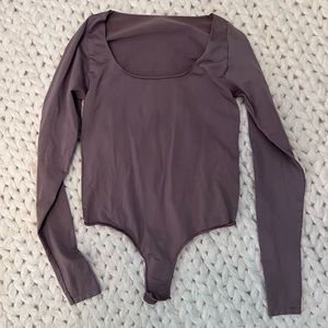 Skims essential, long sleeve, scoop, neck, bodysuit. Color: smoke. Size: s/m